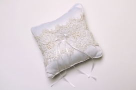RING PILLOW W/LACE & PEARLS