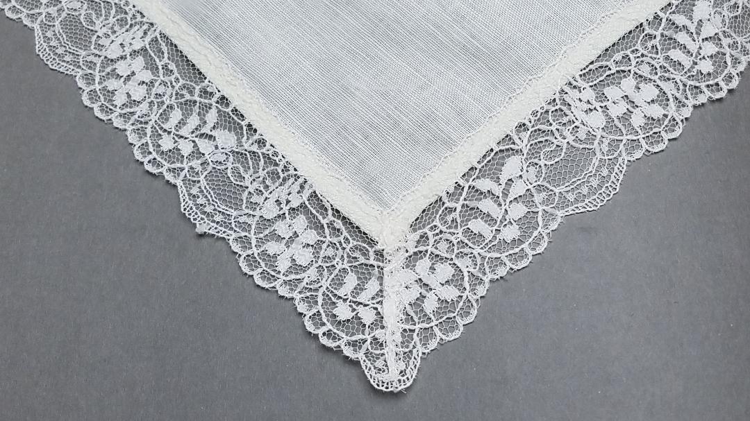 Ivory & lace linen hanky