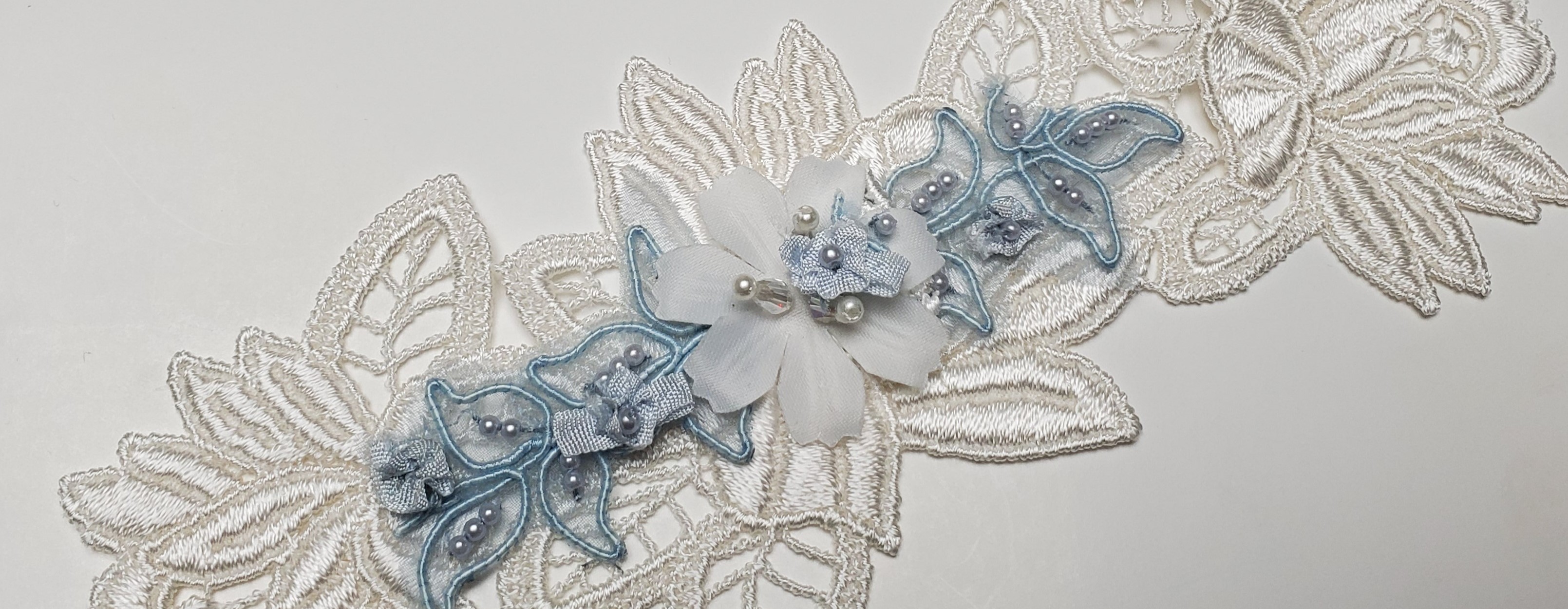 Venise lace garter w/ blue accents