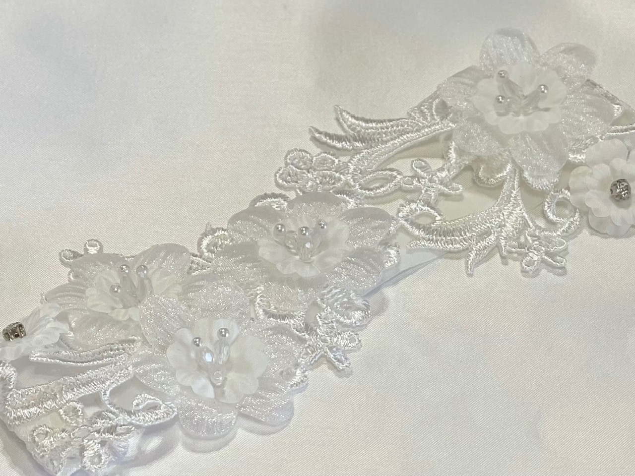 Antique white venice lace stretch garter w/ organza flowers