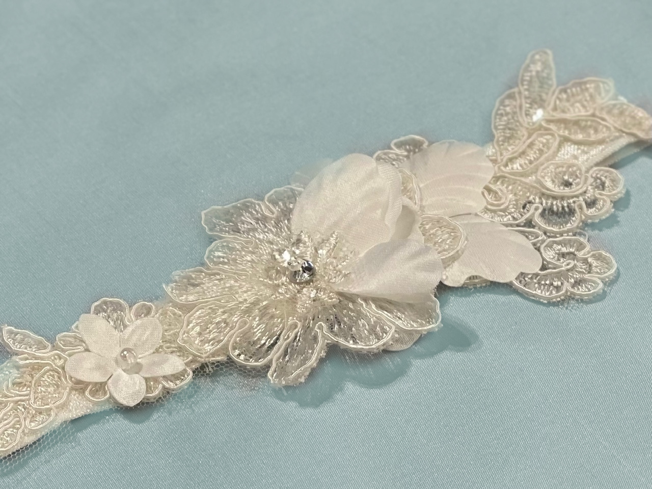 Pretty embroidered lace garter w/flowers & beadingg