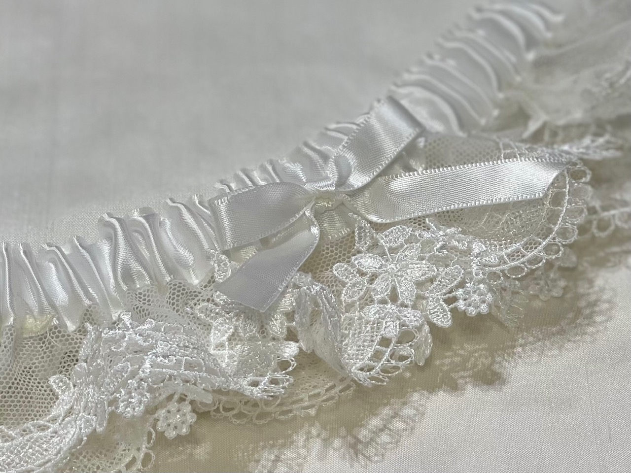 Scalloped Floral Venise Garter