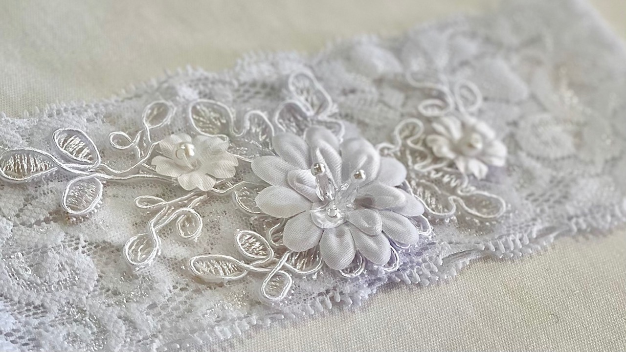 White Stretch Lace Garter w/ Flowers