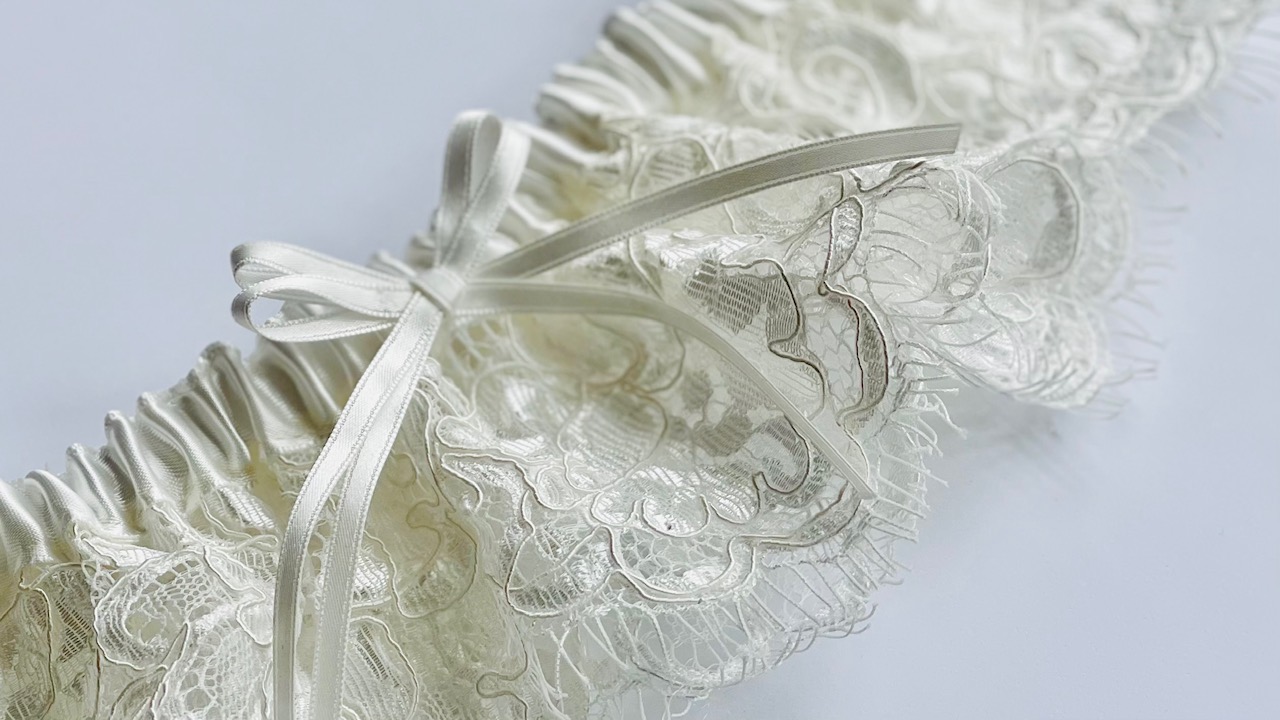 Light Ivory Chantilly Lace Garter