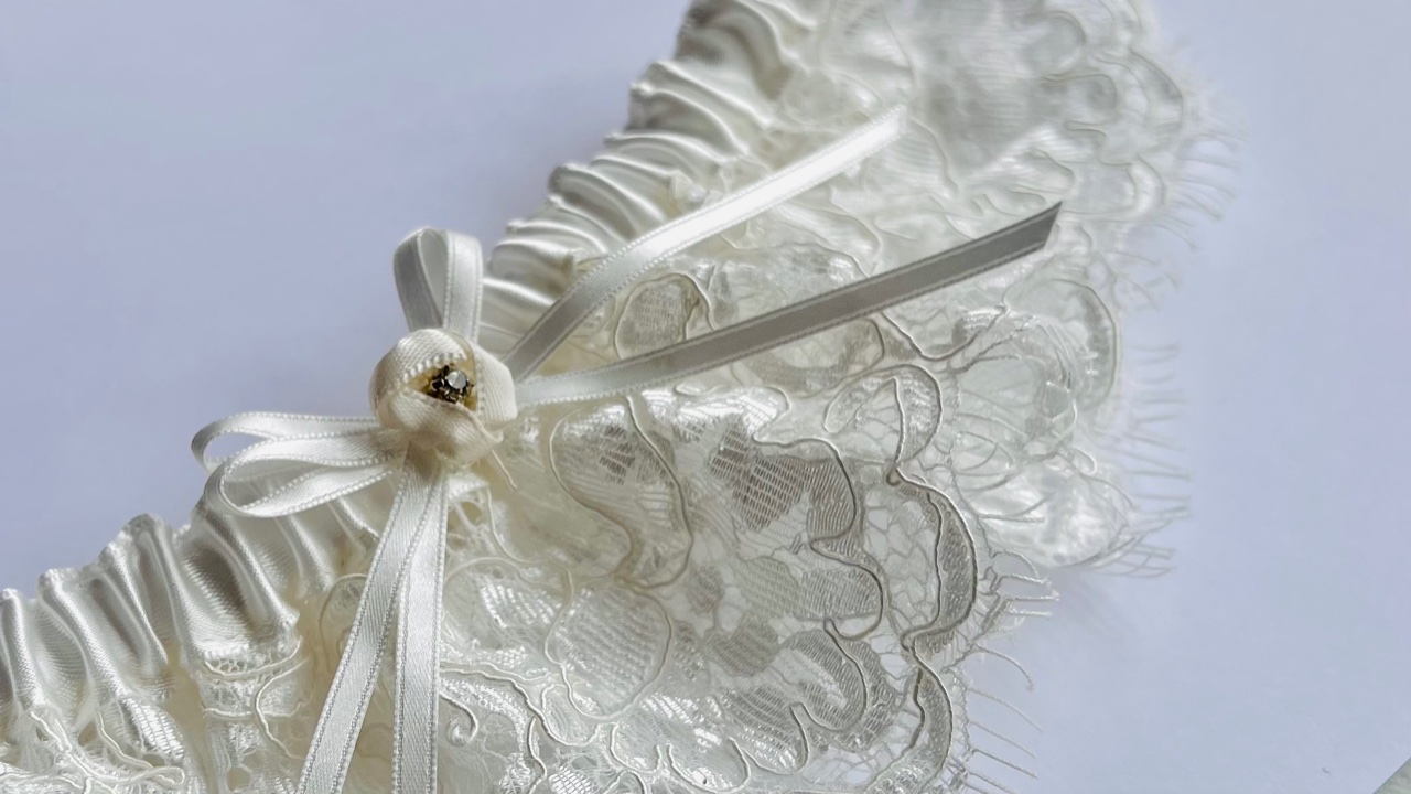 Lt. Ivory Chantilly Garter w/ Flower