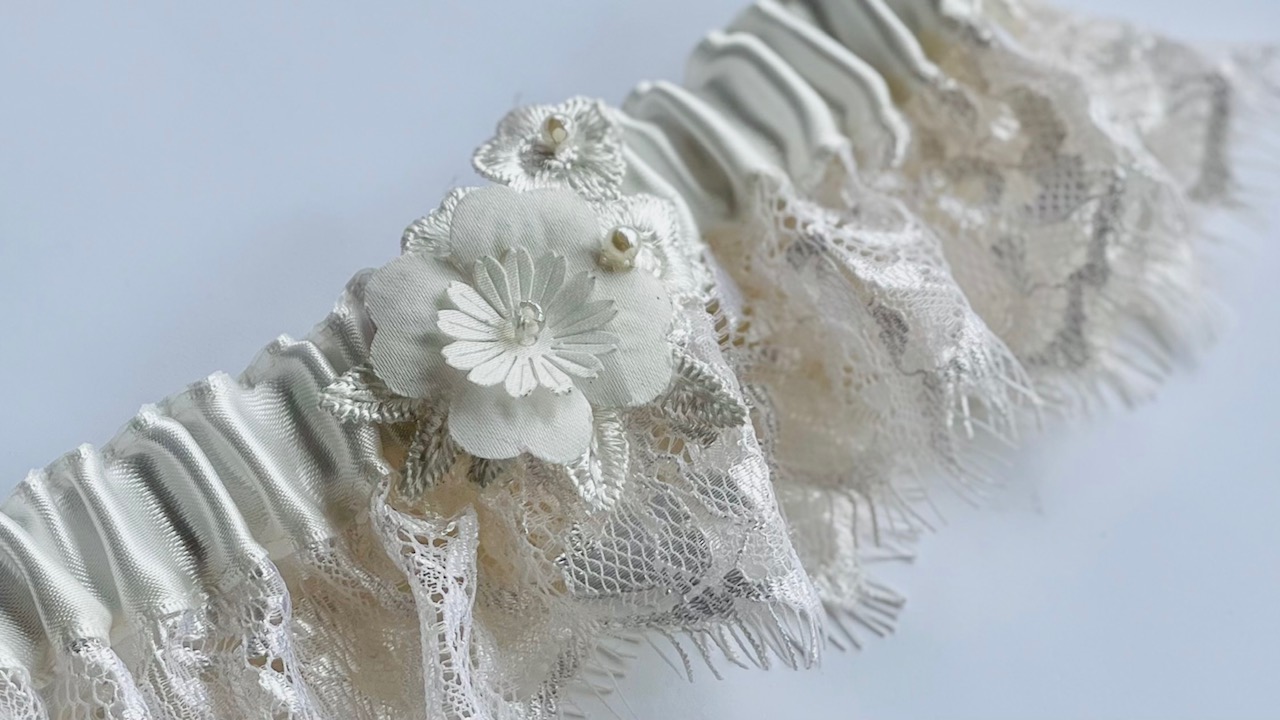 CHANTILLY EYELASH LACE GARTER