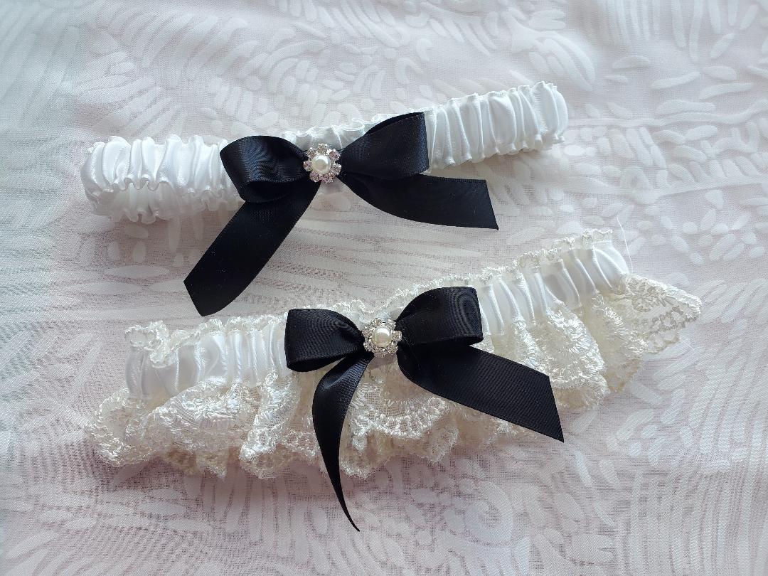 Embroidered lace garter set w/black accent
