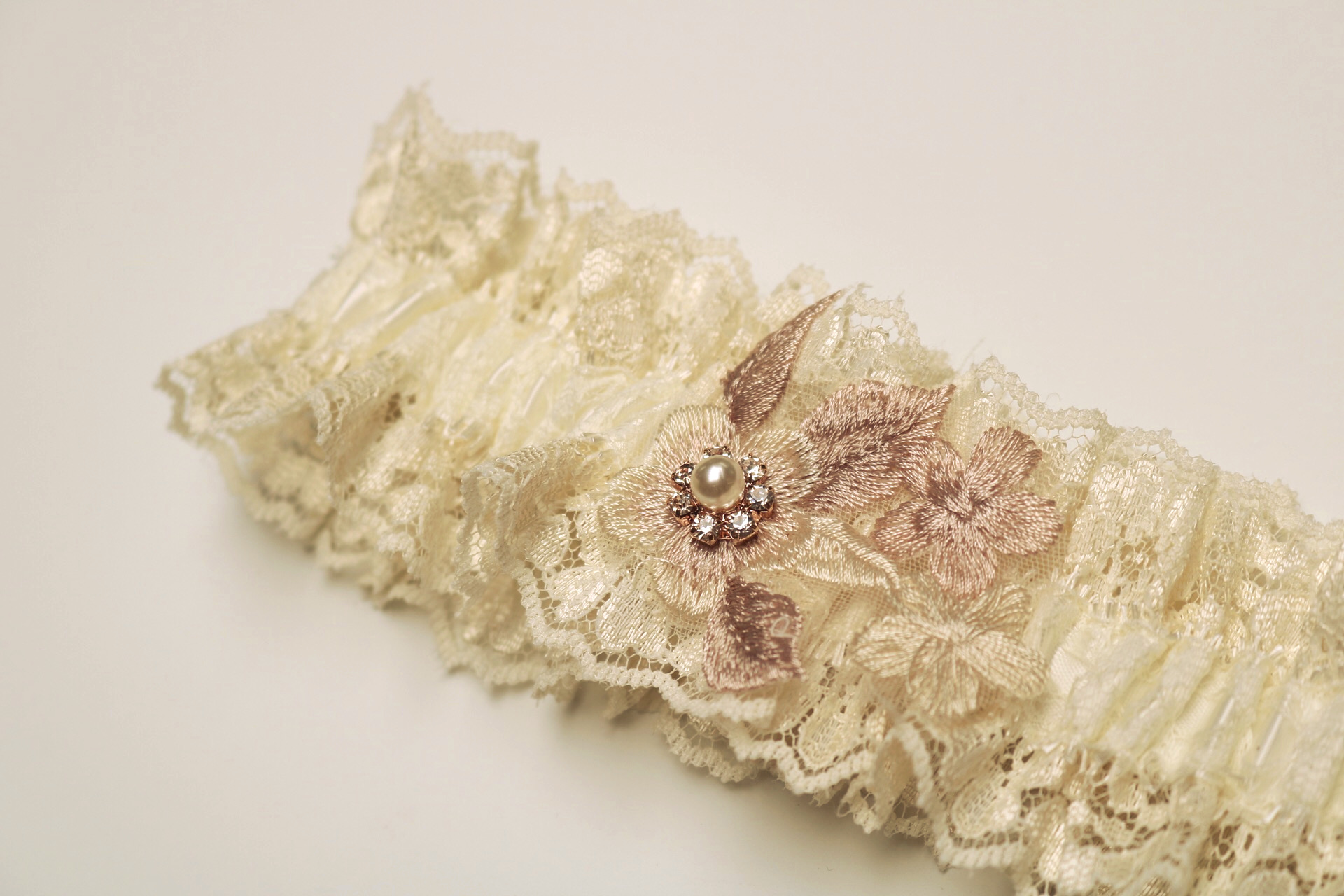 IVORY LACE GARTER W/ FLOWER