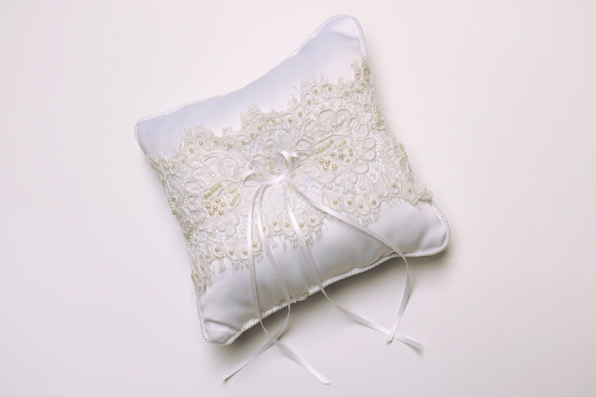 RING PILLOW W/LACE & PEARLS